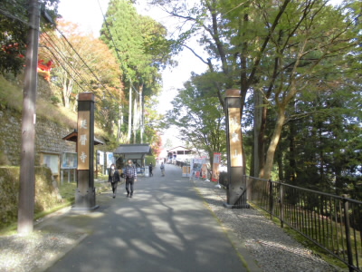 この先にある建屋で拝観料を収めます。
でも、通過するだけで拝観しなければ、無料にです。
ありがたいことです。