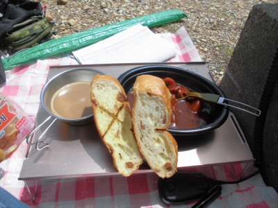 ビーフシチューと葡萄入りフランスパンとコーヒーと贅沢なお昼にしました。
