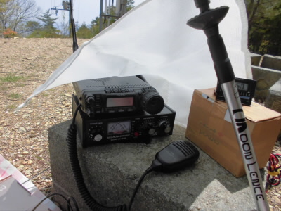 防火シートで日陰をつくりました。
一気に無線機のケースの温度が下がりました。