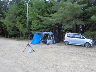 全体の風景
テントの大きさがクルマと同じぐらいの大きさです。
真ん中に立っているのは、５０MHｚのデルタループというアンテナです。
