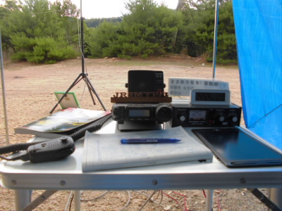 テントの前室。
無線機を設置したテーブルがまるまる収まります。