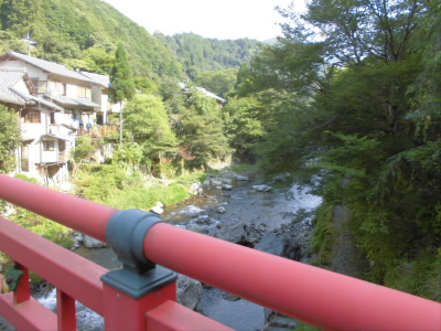 涼しげに撮りたかったのですが、建物が白飛びして余計に暑い印象になてしまった。