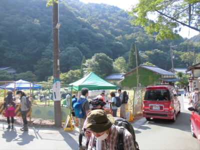 千日詣りように、出店が出ていました。
お助け杖や記念Tシャツを打っていました。
帰りには、店じまいをしていました。
せっかく、買おうと思ったのに(^-^;