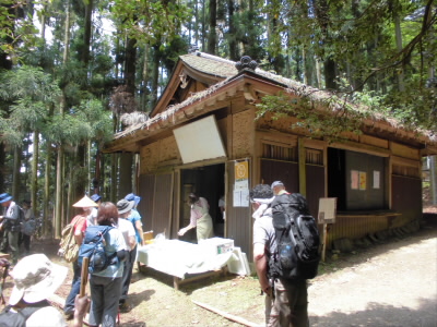 いつもは閉まっている花売り場は、臨時にジュースステーションになっていました。
リンゴジュース
シソサイダー
などを販売していました。
