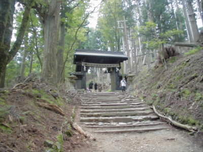 やっとここまで登ってきました。
写真の時間が12時となっているので、３時間半もかかってしまいました。
あと少し、ガンバ！