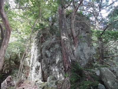 この岩が道のようで、這いつくばるように上りました。
こわかったぁ