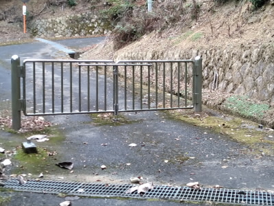 車止めの柵がありますが、横の隙間を通て登って行きます。
鉄塔のメンテナンス道路です。