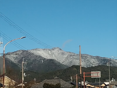 昨日は少し雪が降っていたのでもしやとおもいましたが、愛宕山はすっぽりと白くなっていました。