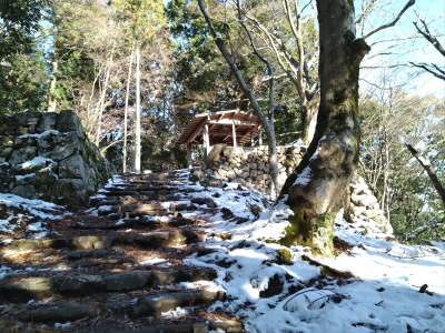 三合目の小屋が見えてきました。
この辺りはまだ雪が少ない。