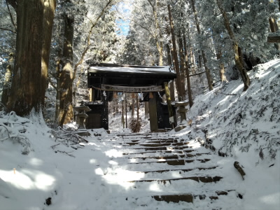 滑り止めがないと歩けない。
いつも黒門あたりから、雪が深くなります。