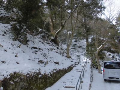 今日は根本中堂方面からではなく、ここを上がって自動車道を横断して大比叡へ向かいました。