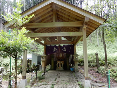 以前は結構ボロボロでしたが、きれいに建て直されています。
この社の左側に水が沸いています。