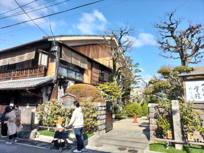 竜馬通り商店街を抜ければ、寺田屋へ行けます。