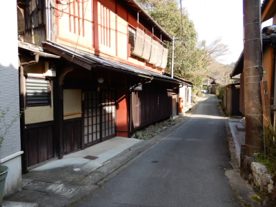 調べていないけれど、昔の旅館街かな？
この道と、上を通りトイレ、駐車場の道がありますが、私としてはこっちの道の方が好きです。