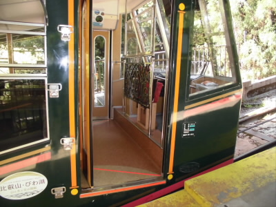 ケーブルカーは坂を行くので、車内も傾いています。