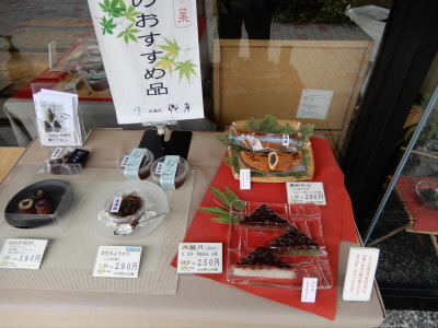 いつも、修学院の和菓子屋さん「游月」で６月なので、水無月を買いました。