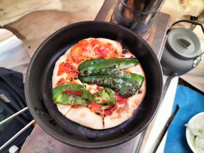 ミニピザはちょうどキャプテンスタッグのフライパンにピッタリでした。
ピーマンをマシマシしました。
上面は焼き目がつかないので、バーナーであぶってみました。