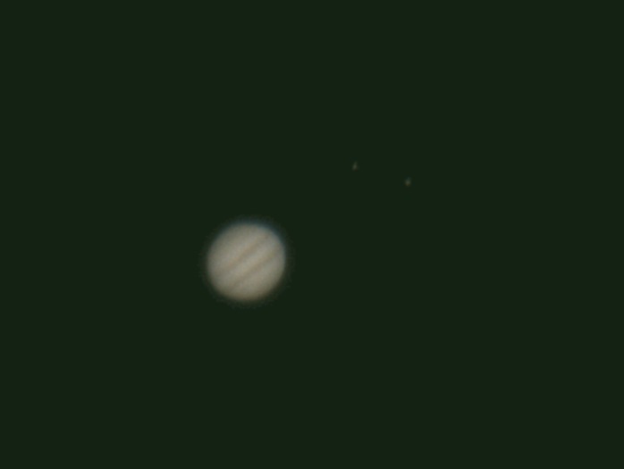 望遠鏡で撮影しました。
フィルターを持っていないので、ちょっとべけていますが、自分的には上手にとれたと思います。
右の小さい点は、ガリレオ衛星です。
左から、エウロパ、ガニメデのようです。