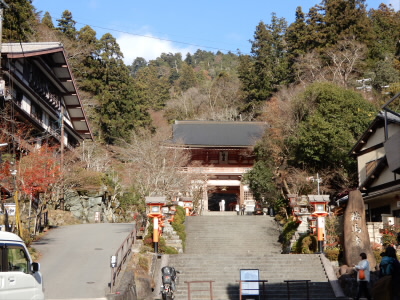 とても天気が良かったので山門がきれいに見てました。