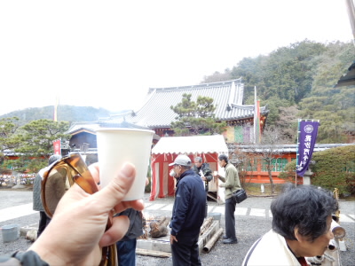 例年のように甘酒をいただいて、出発です。