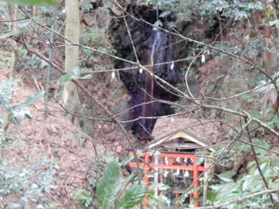 墓地から降りて若王子神社の手前にある滝