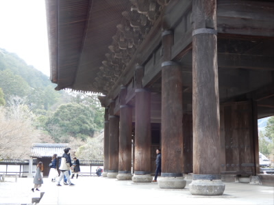 あの有名な山門。
ちょっと違ったアングルで。