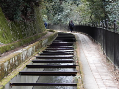 水楼閣にあがって疏水公園まではこんなところを歩きます。
落ちたらどうしようか