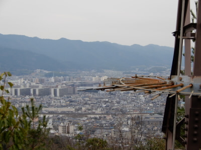 途中、山科を一望できるところがありました。