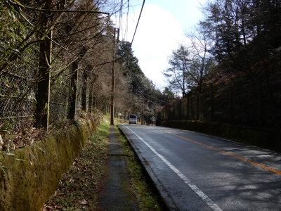 車道の手前の上がっていましたが、今回はこの先から山道に入ります。
