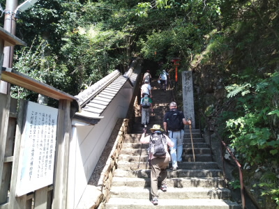 奥の院へ道