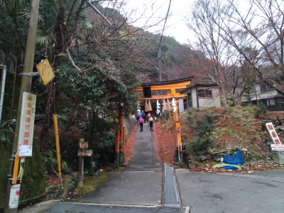 鳥居
ここから実質登り。三合目あたりまでは体が慣れていなくって、とてもしんどい