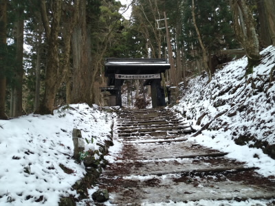 水を別れあたりから残雪が表れ始めたが、
例年通り、黒門では雪景色になり始める。
