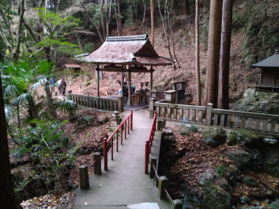 このあたりから若王子神社への道へ分かれます