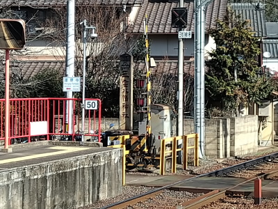 三宅八幡神社の石碑が立っています。