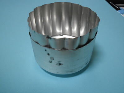 この写真は高さが45mmで作成していますが、30mmで切りなおしました。
畝はステンレスの定規をあてて、指でぐいっとして曲げました。
