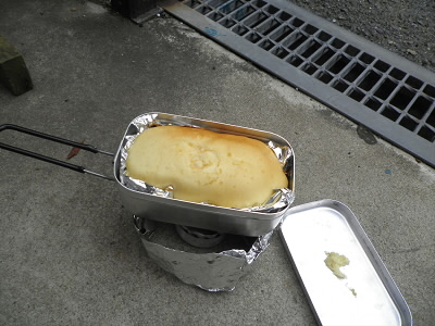 焼きあがりました。だいたい２０分くらいです。
思いのほか膨らんだので、ふたに少しついちゃいました。