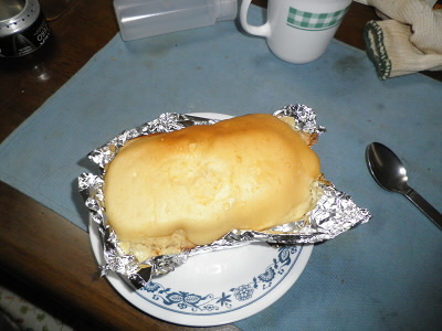 中まで焼けているか不安だったのですが、火は通っていました。
5mm位焦げ付いています。
アルミを引いたのでメスティンはほとんど汚れなし。
焦げが多いので、大成功とはいかず、中成功です。
レパートリーが増えました。