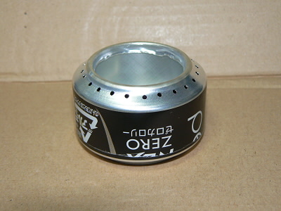 制作したアルコールストーブです。
材料は空き缶が２個のみ。
内側の処理が雑です。燃焼実験もクリアしました。
火力は全くなかったりして。「ゼロカロリー」ですから。