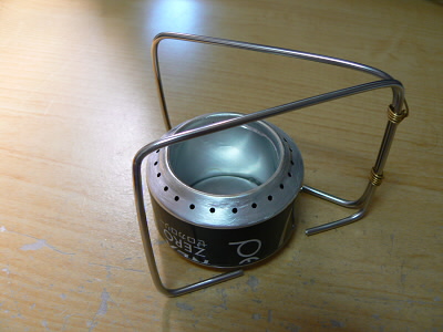 五徳を作りました。
３mmのステンレスのはりがねをグイグイと曲げただけです。
寸法の精度がわるく、座りが悪い。