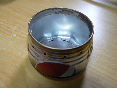 完成して、火を入れてみました。

試し炊きをしてました。
最初、２０ｃｃぐらいで、本燃焼が始まる前に鍋を載せたりして、燃料が尽きたりして、結局、約５０ｃｃの燃料用アルコールで２０分程度で、５００ｍｌぐらいのお湯が沸騰しました。

めでたし、めでたし