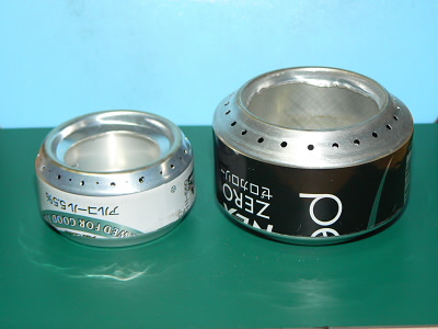 135ml缶を使用した、ストーブを作りました。１号機と同じ五徳が必要です。エスビットの五徳が使えます。
大まかな容量計算で、内径が約5cmだから面積は約20cm2。高さが2cmだと40cm3で、ここまでは入らないから、30ccぐらい。だいたい５分くらい燃焼します。お茶をするには適当です。でも、一回の燃焼でではご飯は炊けそうにありません。途中、注ぎ足したらいけそうです。注ぎ足しは、火が消えていることを確認してからです。