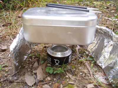 アルミ箔で風除け。
火が点いているのに、全く見えない。
これはアルコールストーブの欠点。
